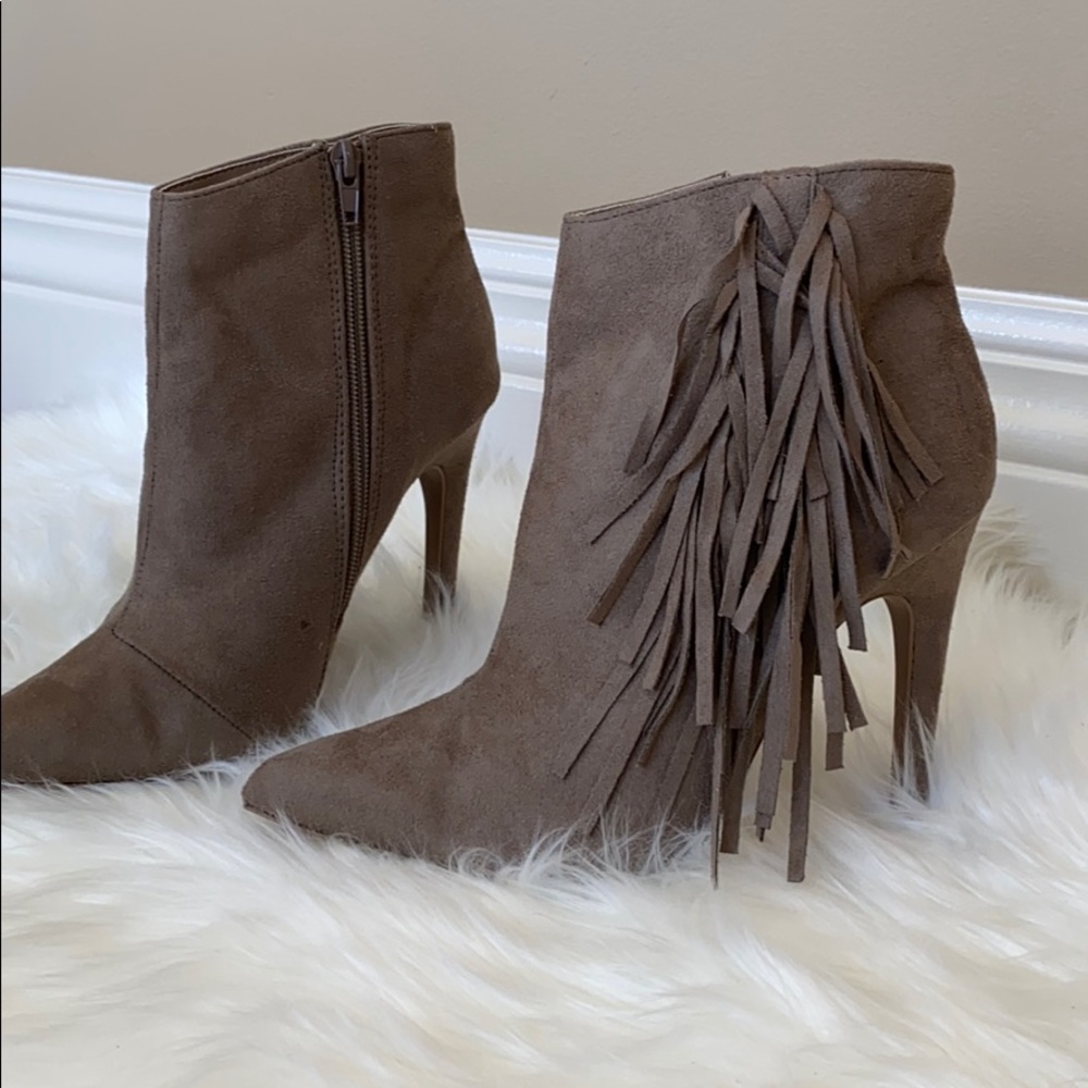 ❤️❤️NEW IN BOX❤️❤️Faux Suede Pointed Toe Ankle Bootie w/Fringe